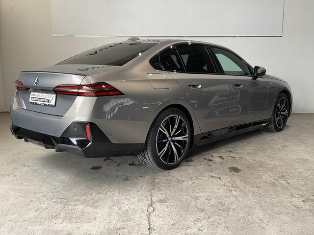 BMW 5-SERIE 550e xDrive M-SPORT Pro ** LEDER, STOELVENT, ACC, HuD, B&W Sound, 20-inch LMV ** Ex. BMW AG - 28k onder NP ** ** INFORMEER OOK NAAR ONZE AANTREKKELIJKE FINANCIAL-LEASE TARIEVEN **