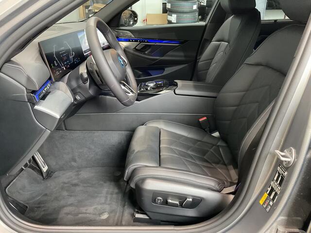 BMW 5-SERIE 550e xDrive M-SPORT Pro ** LEDER, STOELVENT, ACC, HuD, B&W Sound, 20-inch LMV ** Ex. BMW AG - 28k onder NP ** ** INFORMEER OOK NAAR ONZE AANTREKKELIJKE FINANCIAL-LEASE TARIEVEN **