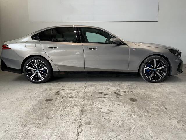 BMW 5-SERIE 550e xDrive M-SPORT Pro ** LEDER, STOELVENT, ACC, HuD, B&W Sound, 20-inch LMV ** Ex. BMW AG - 28k onder NP ** ** INFORMEER OOK NAAR ONZE AANTREKKELIJKE FINANCIAL-LEASE TARIEVEN **
