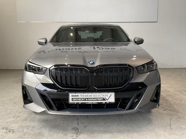 BMW 5-SERIE 550e xDrive M-SPORT Pro ** LEDER, STOELVENT, ACC, HuD, B&W Sound, 20-inch LMV ** Ex. BMW AG - 28k onder NP ** ** INFORMEER OOK NAAR ONZE AANTREKKELIJKE FINANCIAL-LEASE TARIEVEN **