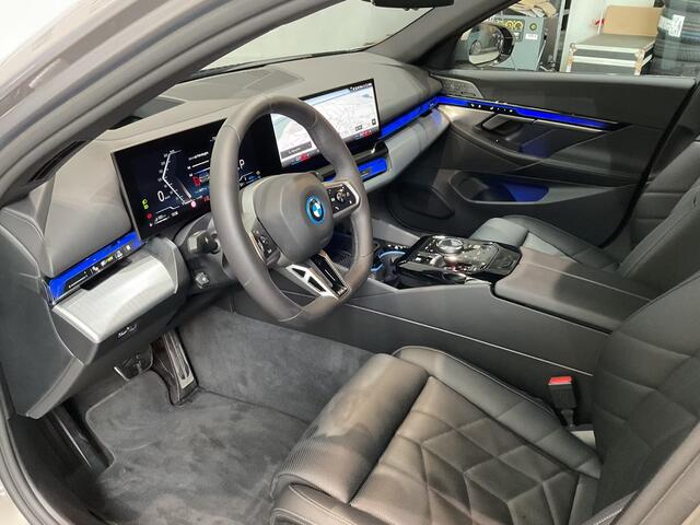 BMW 5-SERIE 550e xDrive M-SPORT Pro ** LEDER, STOELVENT, ACC, HuD, B&W Sound, 20-inch LMV ** Ex. BMW AG - 28k onder NP ** ** INFORMEER OOK NAAR ONZE AANTREKKELIJKE FINANCIAL-LEASE TARIEVEN **
