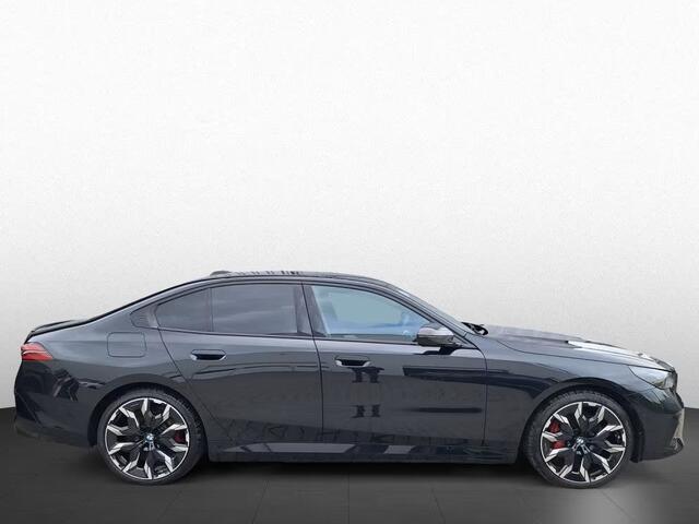 BMW 5-SERIE 550e xDrive M-SPORT Pro ** PANO, IVORY LEDER, STOELVENT, B&W Sound, 21-inch LMV ** Ex. BMW AG - 26k onder NP ** ** INFORMEER OOK NAAR ONZE AANTREKKELIJKE FINANCIAL-LEASE TARIEVEN **