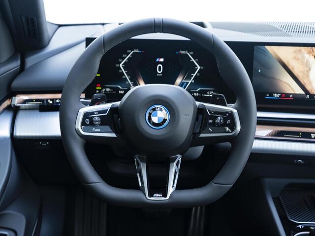 BMW 5-SERIE 530e xDrive | M Sportpakket Pro | Innovation Pack | Travel Pack | Panoramadak