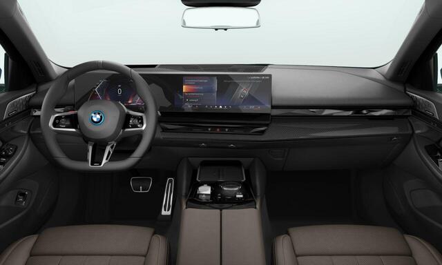BMW 5-SERIE Touring 550e xDrive M Sportpakket Pro | Innovation Pack | Comfort Pack | Travel Pack