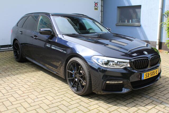 BMW 5-SERIE Touring 530i High Executive M-sport | Incl. 12 maanden garantie | Panoramadak | Dodehoek detectie | Geheugenstoelen | Parkeercamera | Standkachel | Head-up display | Elektrisch uitklapbare trekhaak | Stoelverwarming | Draadloze telefoonlader | Luxe leder