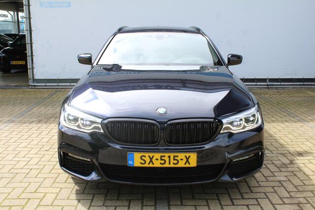BMW 5-SERIE Touring 530i High Executive M-sport | Incl. 12 maanden garantie | Panoramadak | Dodehoek detectie | Geheugenstoelen | Parkeercamera | Standkachel | Head-up display | Elektrisch uitklapbare trekhaak | Stoelverwarming | Draadloze telefoonlader | Luxe leder
