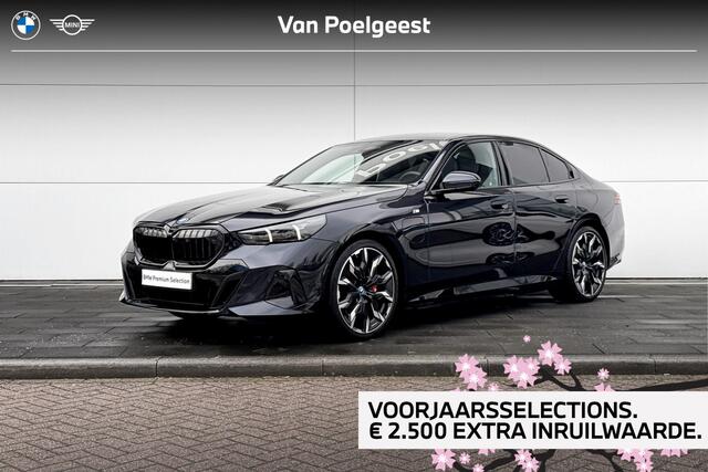 BMW 5-SERIE Sedan 550e xDrive M-Sport PRO | Trekhaak | Adaptive M-Onderstel | Panoramadak | Bowers & Wilkins | Selections 2500