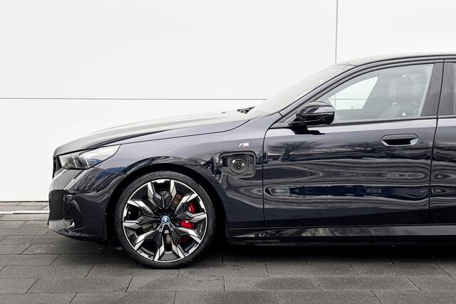 BMW 5-SERIE Sedan 550e xDrive M-Sport PRO | Trekhaak | Adaptive M-Onderstel | Panoramadak | Bowers & Wilkins | Selections 2500