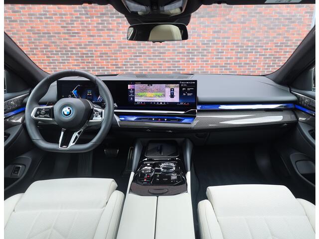BMW 5-SERIE 550e Touring xDrive | Pano - Trekhaak - HUD