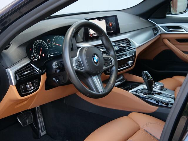 BMW 5-SERIE Touring 520i High Executive Edition 184 Pk automaat M-Sport / Pano-dak / Elek trekhaak / Camera
