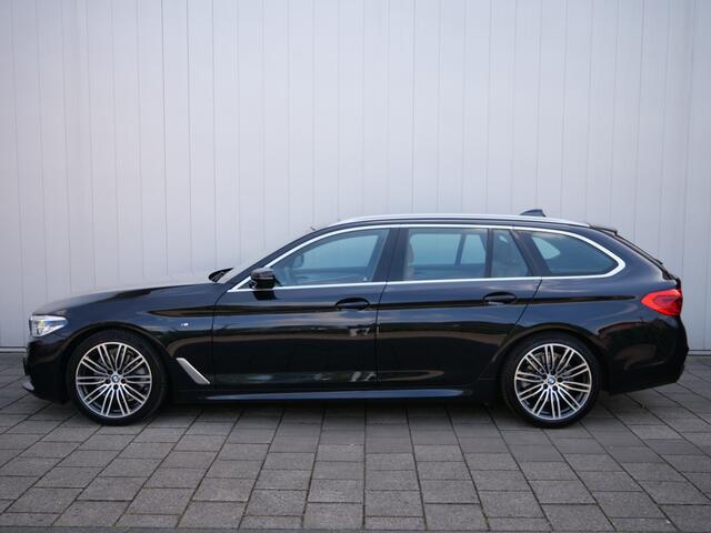 BMW 5-SERIE Touring 520i High Executive Edition 184 Pk automaat M-Sport / Pano-dak / Elek trekhaak / Camera