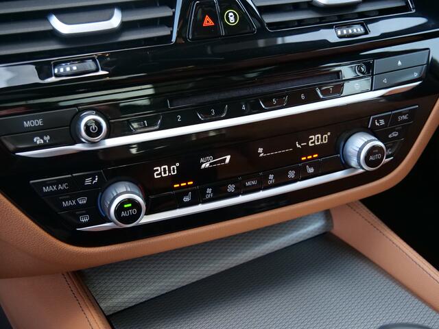 BMW 5-SERIE Touring 520i High Executive Edition 184 Pk automaat M-Sport / Pano-dak / Elek trekhaak / Camera