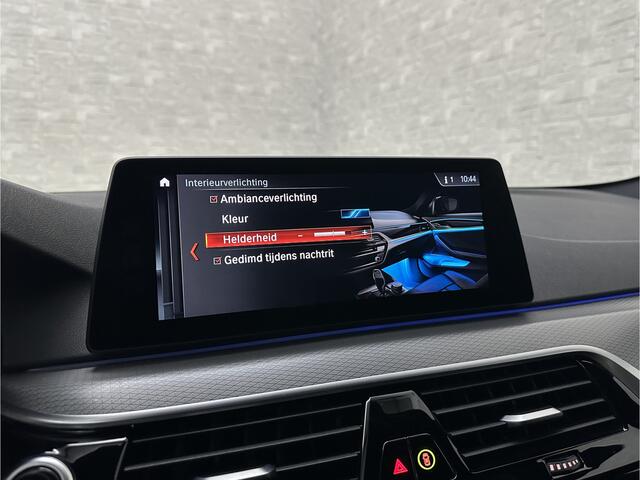 BMW 5-SERIE 530i M-Sport | Head-Up | 20 Inch | Display-Key | Camera | Navi-Prof | Full-LED | Sfeerverlichting | Getint Glas | Shadow-Line | Dodehoek | Sportremmen | Draadloos Laden |