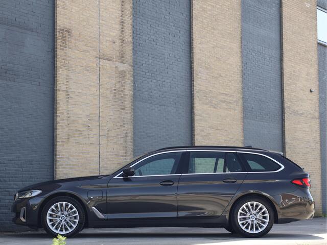 BMW 5-SERIE Touring 530e xDrive Luxury Line Comfortstoelen | Laser Light | Org. NL | Memory | Cam