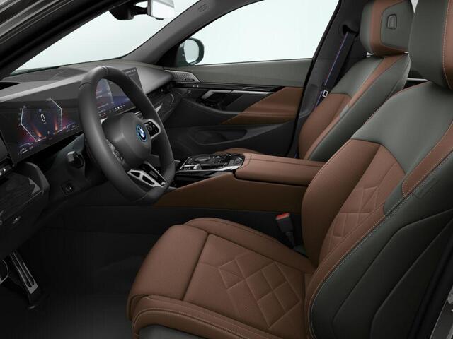 BMW 5-SERIE 550e xDrive M Sportpakket | Comfort Pack | Innovation Pack | M Sportpakket Pro | Travel Pack |