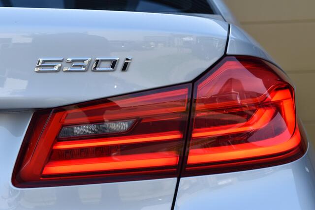 BMW 5-SERIE 530i High Executive * Head-up * Softclose * Harman/Kardon * Trekhaak * Comfortstoelen *
