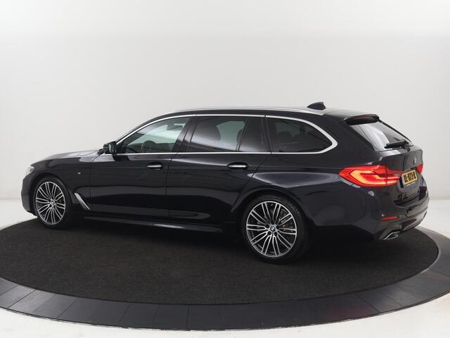 BMW 5-SERIE 520i M Sport | Head-Up | Leder | Stoelverwarming | Camera | Sportstoelen | Park Assist | Carplay | Sfeerverlichting | Navigatie | Cruise control | Memory | Climate control | 19'' | Bluetooth