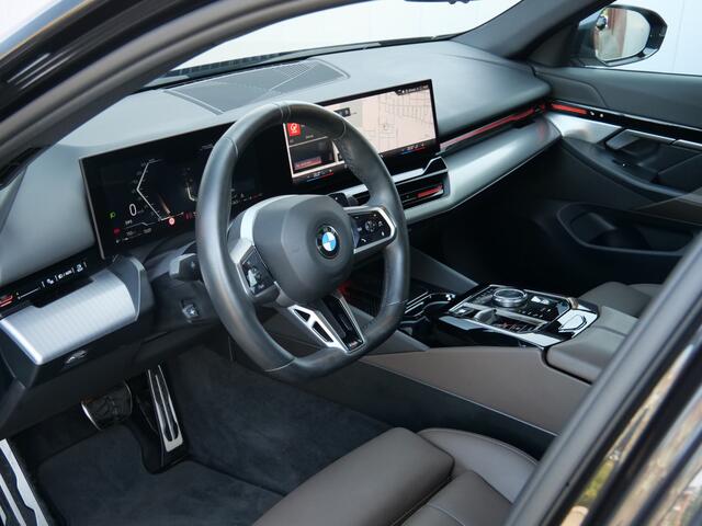 BMW 5-SERIE 520i 208 Pk Automaat M-pakket / Leer / Navi / DAB / Apple Carplay / Stoelkoeling