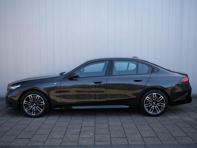 BMW 5-SERIE 520i 208 Pk Automaat M-pakket / Leer / Navi / DAB / Apple Carplay / Stoelkoeling