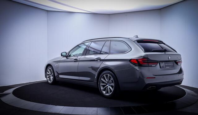 BMW 5-SERIE Touring 520e 204Pk BUSINESS Edition Plus SOH 97% | FULL LED | LEDER | CAMERA | STOELVERW | ELEK TREKHAAK | LMV