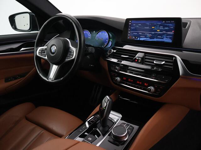 BMW 5-SERIE Touring 540i xDrive 340 PK M-SPORT + ADAPTIVE CRUISE | TREKHAAK | 360 CAMERA | SFEERVERLICHTING | HEAD-UP