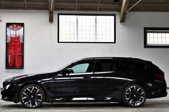 BMW 5-SERIE Touring 530e xDrive | M Sport Pro | Panoramadak | Shadow Line | Trekhaak | Bowers & Wilkins | Dealer onderhouden | BTW |