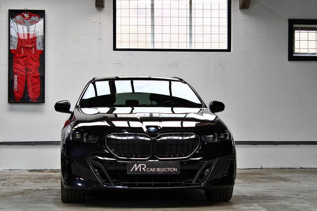 BMW 5-SERIE Touring 530e xDrive | M Sport Pro | Panoramadak | Shadow Line | Trekhaak | Bowers & Wilkins | Dealer onderhouden | BTW |