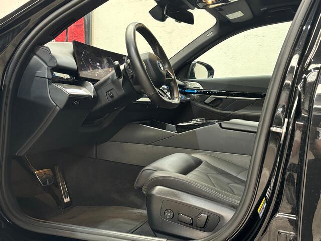 BMW 5-SERIE Touring 530e xDrive | M Sport Pro | Panoramadak | Shadow Line | Trekhaak | Bowers & Wilkins | Dealer onderhouden | BTW |