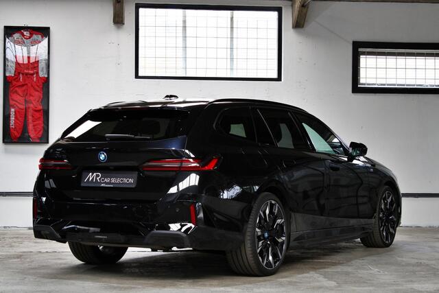 BMW 5-SERIE Touring 530e xDrive | M Sport Pro | Panoramadak | Shadow Line | Trekhaak | Bowers & Wilkins | Dealer onderhouden | BTW |
