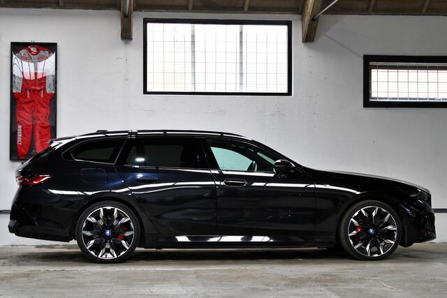 BMW 5-SERIE Touring 530e xDrive | M Sport Pro | Panoramadak | Shadow Line | Trekhaak | Bowers & Wilkins | Dealer onderhouden | BTW |