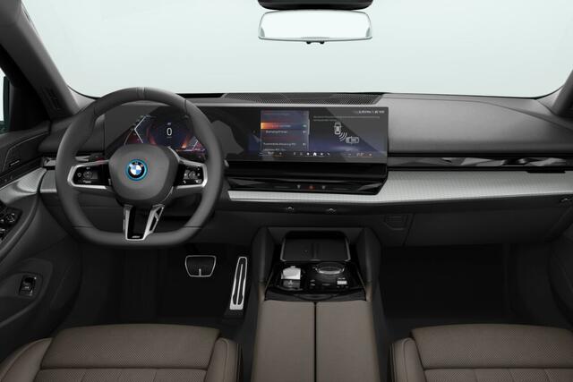 BMW 5-SERIE Sedan 530e M Sport Edition | M Sportpakket Pro | Innovation Pack | Travel Pack | Comfort Pack | Trekhaak