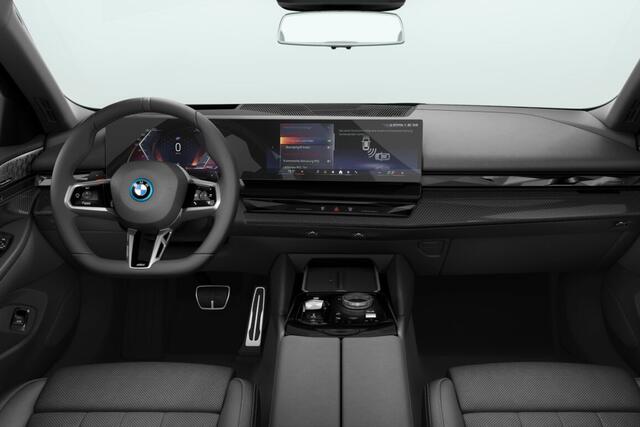 BMW 5-SERIE Sedan 550e xDrive | M Sportpakket Pro | Innovation Pack | Travel Pack | Comfort Pack | Trekhaak