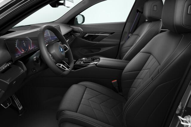 BMW 5-SERIE Sedan 550e xDrive | M Sportpakket Pro | Innovation Pack | Travel Pack | Comfort Pack | Trekhaak