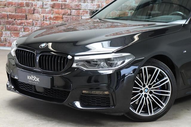 BMW 5-SERIE 530i High Executive M Sport Pakket Automaat / Navigatiesysteem Professional / Schuif-/kanteldak / Harman Kardon / Stoelverwarming / Adaptieve Cruise Control / Apple Carplay / Achteruitrijcamera / Stuurwielverwarming / Head-Up Display / Trekhaak /