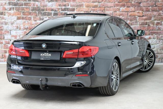 BMW 5-SERIE 530i High Executive M Sport Pakket Automaat / Navigatiesysteem Professional / Schuif-/kanteldak / Harman Kardon / Stoelverwarming / Adaptieve Cruise Control / Apple Carplay / Achteruitrijcamera / Stuurwielverwarming / Head-Up Display / Trekhaak /