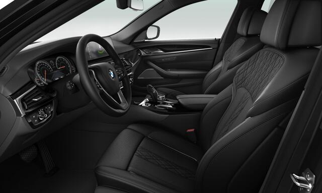 BMW 5-SERIE Touring 540i xDrive Pano Nappa Leder Trekhaak Dealer oh.