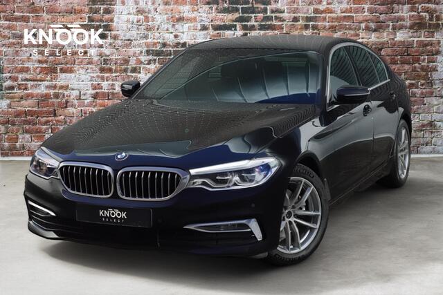 BMW 5-SERIE Sedan 520i High Executive Luxury Line Automaat / Navigatiesysteem Professional / Comfortstoelen / Hifi / LED / Stoelverwarming / Head-Up Display / Neerklapbare Achterbank / Parkeersensoren voor+achter / Chrome Line
