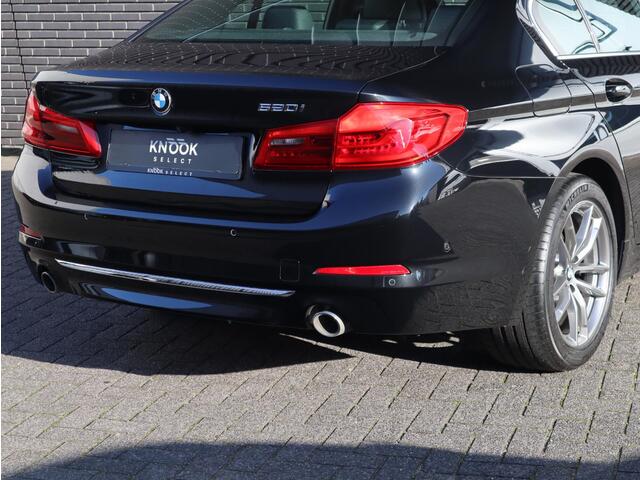 BMW 5-SERIE Sedan 520i High Executive Luxury Line Automaat / Navigatiesysteem Professional / Comfortstoelen / Hifi / LED / Stoelverwarming / Head-Up Display / Neerklapbare Achterbank / Parkeersensoren voor+achter / Chrome Line