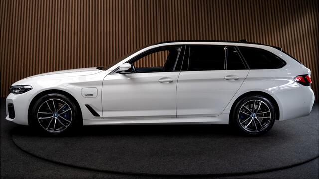 BMW 5-SERIE Touring 530e M-Sport Navi Leer Sportstoelen PDC Climate voor en achter Elektr. verstelbare stoelen Elektr. achterklep LM velgen