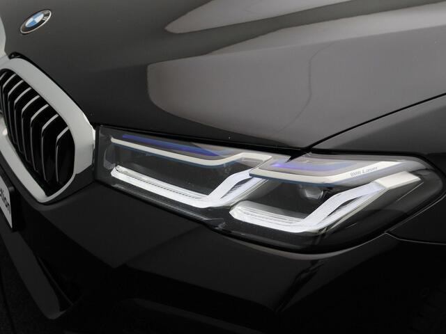 BMW 5-SERIE Sedan 530i High Executive | M Sportpakket | Stuurwielrand Verwarmd | Schuifdak | Comfortstoelen + Stoelventilatie | Interieurvoorverwarming | Driving Assistant Professional | Head Up Display | HiFi | 18''