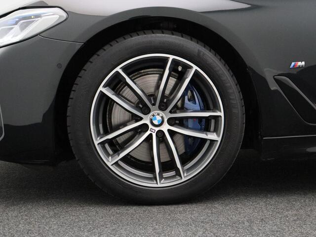 BMW 5-SERIE Sedan 530i High Executive | M Sportpakket | Stuurwielrand Verwarmd | Schuifdak | Comfortstoelen + Stoelventilatie | Interieurvoorverwarming | Driving Assistant Professional | Head Up Display | HiFi | 18''