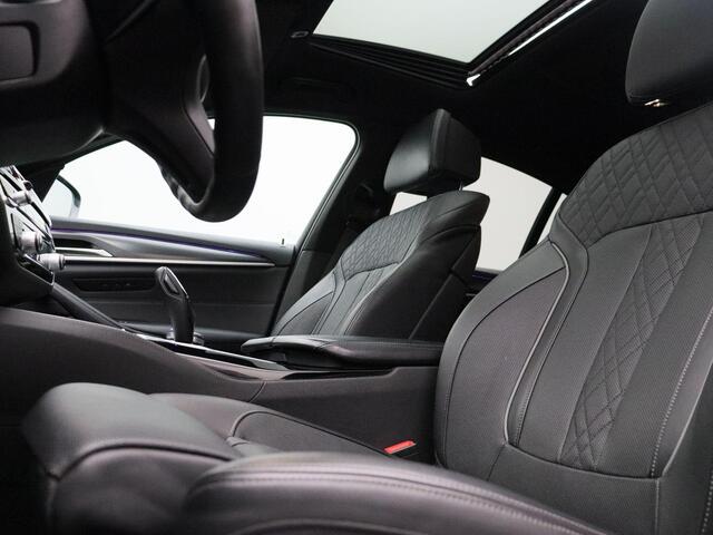 BMW 5-SERIE Sedan 530i High Executive | M Sportpakket | Stuurwielrand Verwarmd | Schuifdak | Comfortstoelen + Stoelventilatie | Interieurvoorverwarming | Driving Assistant Professional | Head Up Display | HiFi | 18''