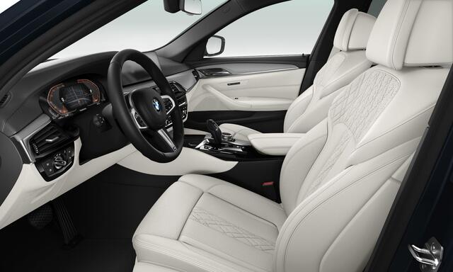 BMW 5-SERIE Touring 520d Luxury Line - Individual - Pano - Trekhaak - Nappa Leder - Stoelventilatie