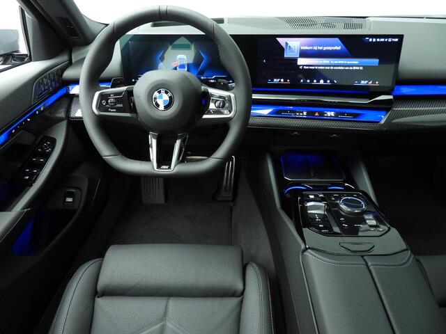 BMW 5-SERIE Sedan 520d | M-Sportpakket | LED | Leder | HUD | Trekhaak | Schuifdak | Active cruise | DAB | Bowers & Wilkins sound | Alu 21 inch