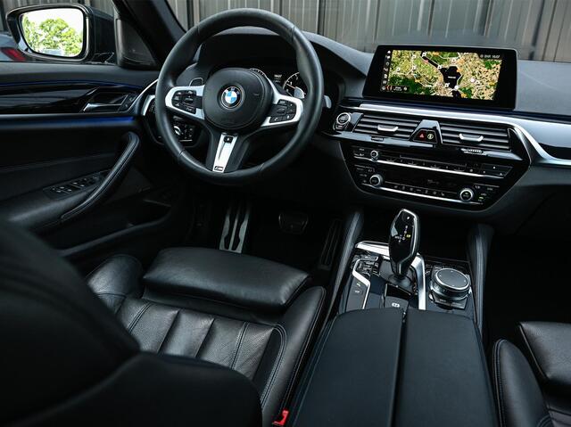 BMW 5-SERIE Touring 530i xDrive High Executive | M-Pakket | Panoramadak | Harman/Kardon | HUD | Active Cruise | 360 Camera | Stuur Verwarming | Ambiance Interieur | Stoelverwarming | Elektr. Verst. Stoel |