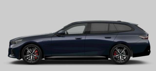 BMW 5-SERIE Touring 550e xDrive M Sport Pro - Trekhaak - Panoramadak - Driving/Parking Assistant Professional - Harman Kardon - Head up - Comfort Access - Iconic Glow - Comfort Pack -