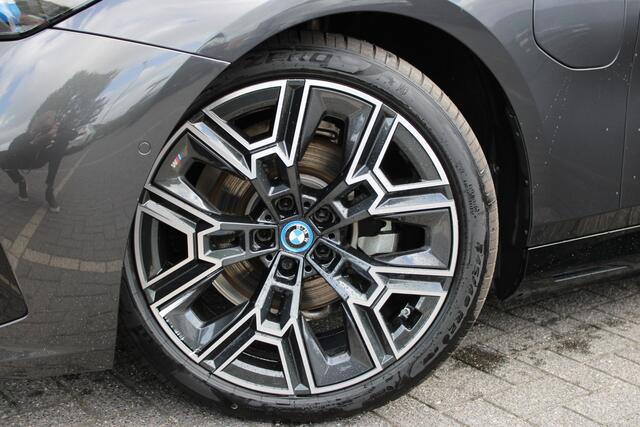 BMW 5-SERIE 530e M Sport Automaat / Panoramadak / Parking Assistant Professional / Adaptieve LED / Comfort Access / Stoelventilatie / Stuurverwarming / M Sportonderstel