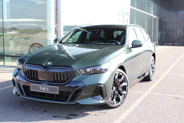 BMW 5-SERIE Touring 530e M Sport Automaat / Panoramadak / Trekhaak / Bowers & Wilkins / M Multifunctionele Stoelen / Adaptieve LED / Parking Assistant Plus / Comfort Access