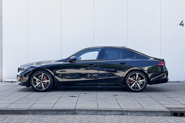 BMW 5-SERIE Sedan 520i M-Sport Pro / 20 inch / Driving Assistant Plus / Harman Kardon / Trekhaak / Glazendak