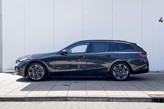 BMW 5-SERIE Touring 520i M-Sport / Comfort Stoelen / Glazen dak / Comfort Acces / Getinte Ramen / Trekhaak